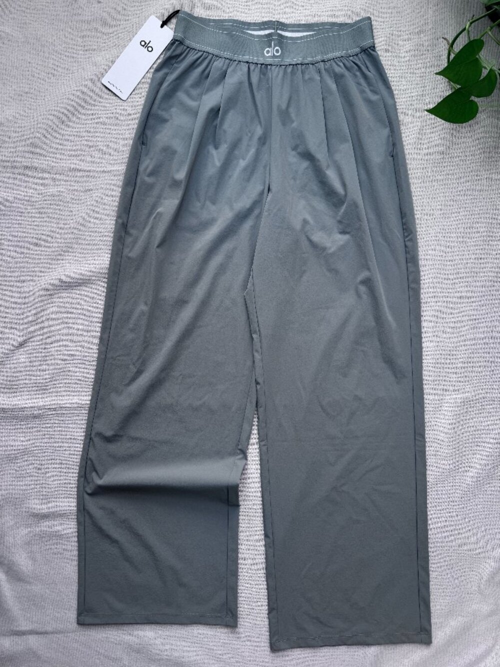 NWT🥳 ALO Yoga Steel Grey Wide Leg Pants ✨ (Regular Length) Soft Neutral - Picture 2 of 8